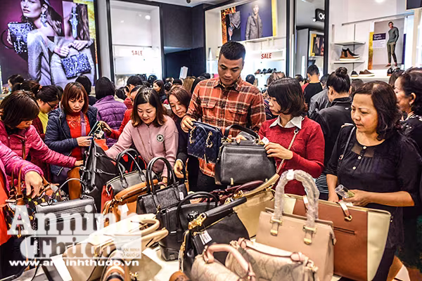 Mệt mỏi chen chân mua hàng hiệu giảm giá ngày Black Friday ảnh 6 Mệt mỏi chen chân mua hàng hiệu giảm giá ngày Black Friday ảnh 6