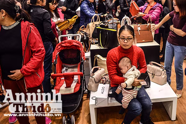 Mệt mỏi chen chân mua hàng hiệu giảm giá ngày Black Friday ảnh 9 Mệt mỏi chen chân mua hàng hiệu giảm giá ngày Black Friday ảnh 9