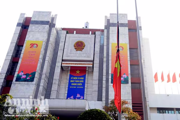 Công sở treo cờ rủ, người Hà Nội đặt hoa tưởng nhớ lãnh tụ Fidel Castro ảnh 2 Công sở treo cờ rủ, người Hà Nội đặt hoa tưởng nhớ lãnh tụ Fidel Castro ảnh 2