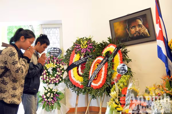 Công sở treo cờ rủ, người Hà Nội đặt hoa tưởng nhớ lãnh tụ Fidel Castro ảnh 5 Công sở treo cờ rủ, người Hà Nội đặt hoa tưởng nhớ lãnh tụ Fidel Castro ảnh 5