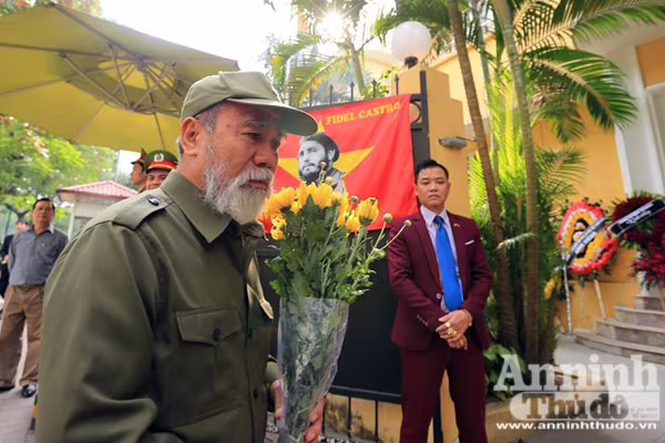 Công sở treo cờ rủ, người Hà Nội đặt hoa tưởng nhớ lãnh tụ Fidel Castro ảnh 6 Công sở treo cờ rủ, người Hà Nội đặt hoa tưởng nhớ lãnh tụ Fidel Castro ảnh 6