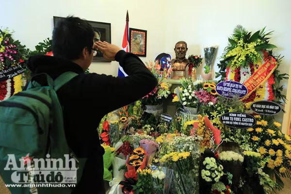 Công sở treo cờ rủ, người Hà Nội đặt hoa tưởng nhớ lãnh tụ Fidel Castro ảnh 8 Công sở treo cờ rủ, người Hà Nội đặt hoa tưởng nhớ lãnh tụ Fidel Castro ảnh 8