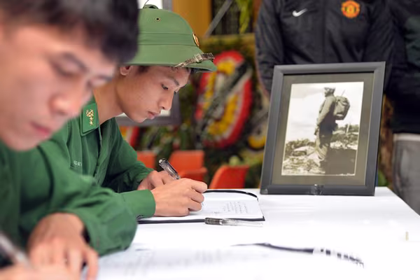 Công sở treo cờ rủ, người Hà Nội đặt hoa tưởng nhớ lãnh tụ Fidel Castro ảnh 7 Công sở treo cờ rủ, người Hà Nội đặt hoa tưởng nhớ lãnh tụ Fidel Castro ảnh 7