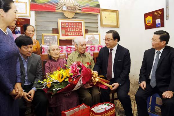 Bí thư Thành ủy Hà Nội Hoàng Trung Hải thăm hỏi gia đình chính sách tiêu biểu ảnh 2