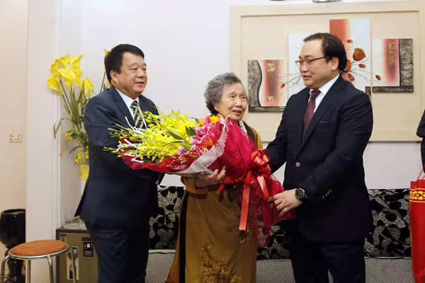 Bí thư Thành ủy Hà Nội Hoàng Trung Hải thăm hỏi gia đình chính sách tiêu biểu ảnh 3