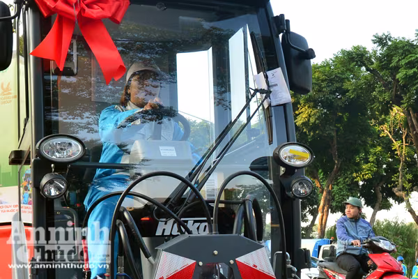 Cận cảnh xe quét đường, hút bụi hiện đại tiền tỷ ở Hà Nội ảnh 8 Cận cảnh xe quét đường, hút bụi hiện đại tiền tỷ ở Hà Nội ảnh 8