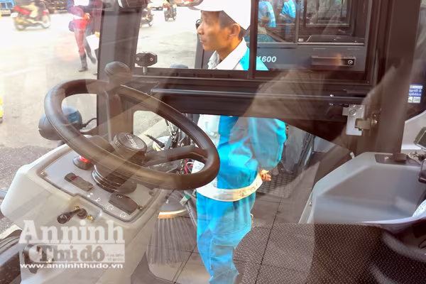 Cận cảnh xe quét đường, hút bụi hiện đại tiền tỷ ở Hà Nội ảnh 7 Cận cảnh xe quét đường, hút bụi hiện đại tiền tỷ ở Hà Nội ảnh 7