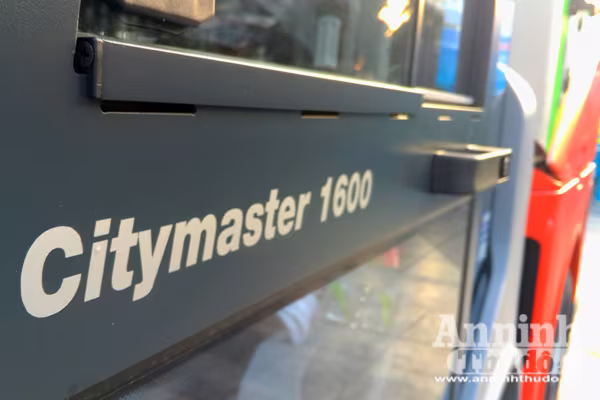 Cận cảnh xe quét đường, hút bụi hiện đại tiền tỷ ở Hà Nội ảnh 3 Cận cảnh xe quét đường, hút bụi hiện đại tiền tỷ ở Hà Nội ảnh 3