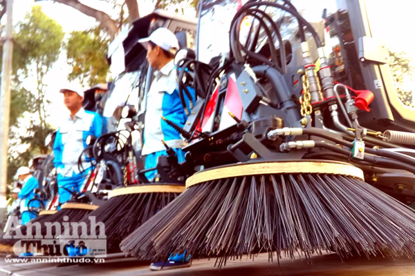 Cận cảnh xe quét đường, hút bụi hiện đại tiền tỷ ở Hà Nội ảnh 2 Cận cảnh xe quét đường, hút bụi hiện đại tiền tỷ ở Hà Nội ảnh 2