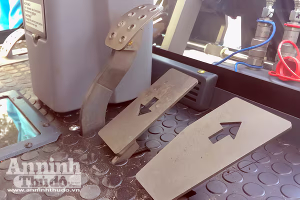 Cận cảnh xe quét đường, hút bụi hiện đại tiền tỷ ở Hà Nội ảnh 6 Cận cảnh xe quét đường, hút bụi hiện đại tiền tỷ ở Hà Nội ảnh 6