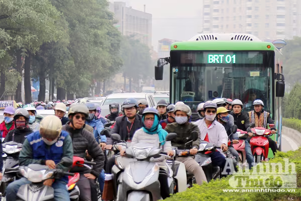 Xe buýt nhanh BRT bị "bao vây", "tạt đầu" đến nghẹt thở ảnh 5 Xe buýt nhanh BRT bị "bao vây", "tạt đầu" đến nghẹt thở ảnh 5