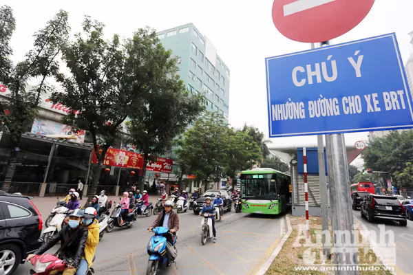 Xe buýt nhanh BRT bị "bao vây", "tạt đầu" đến nghẹt thở ảnh 3 Xe buýt nhanh BRT bị "bao vây", "tạt đầu" đến nghẹt thở ảnh 3