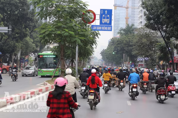 Xe buýt nhanh BRT bị "bao vây", "tạt đầu" đến nghẹt thở ảnh 2 Xe buýt nhanh BRT bị "bao vây", "tạt đầu" đến nghẹt thở ảnh 2