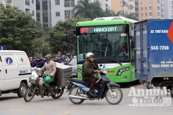 Xe buýt nhanh BRT bị "bao vây", "tạt đầu" đến nghẹt thở ảnh 6 Xe buýt nhanh BRT bị "bao vây", "tạt đầu" đến nghẹt thở ảnh 6