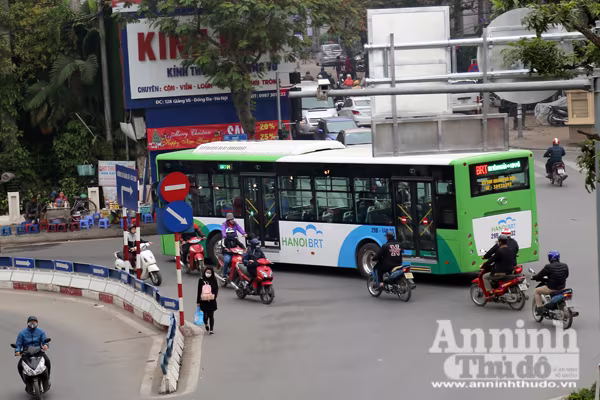 Xe buýt nhanh BRT bị "bao vây", "tạt đầu" đến nghẹt thở ảnh 7 Xe buýt nhanh BRT bị "bao vây", "tạt đầu" đến nghẹt thở ảnh 7