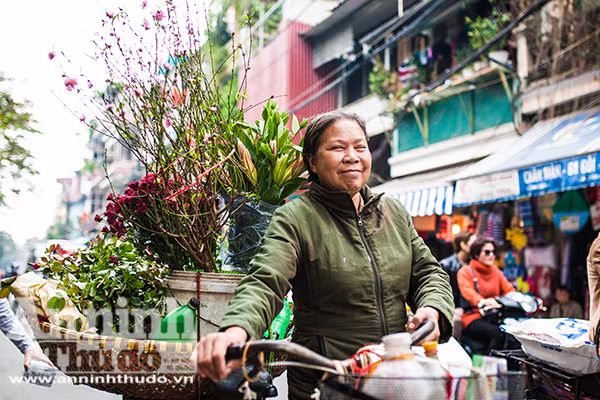 Thiếu nữ mang sắc xuân xuống phố Hà Nội ảnh 4