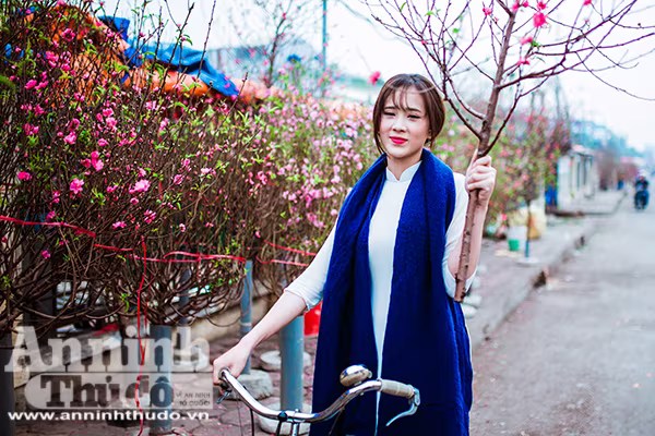 Thiếu nữ mang sắc xuân xuống phố Hà Nội ảnh 7