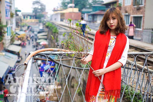 Thiếu nữ mang sắc xuân xuống phố Hà Nội ảnh 9