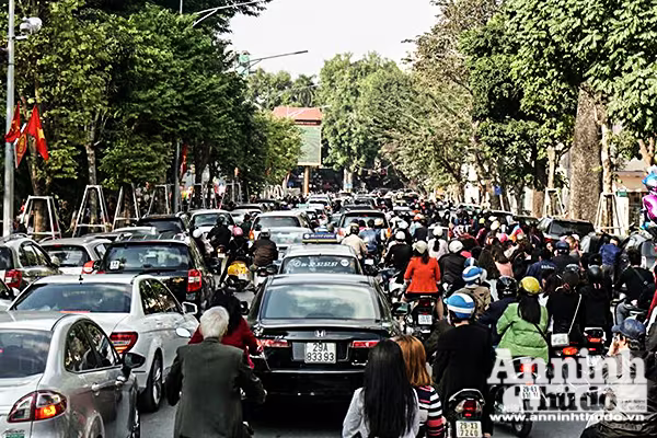 Biển người đổ về hồ Gươm chiều mùng một Tết ảnh 9 Biển người đổ về hồ Gươm chiều mùng một Tết ảnh 9