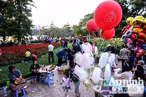 Biển người đổ về hồ Gươm chiều mùng một Tết ảnh 6 Biển người đổ về hồ Gươm chiều mùng một Tết ảnh 6
