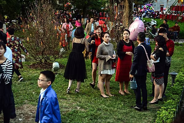 Biển người đổ về hồ Gươm chiều mùng một Tết ảnh 8 Biển người đổ về hồ Gươm chiều mùng một Tết ảnh 8