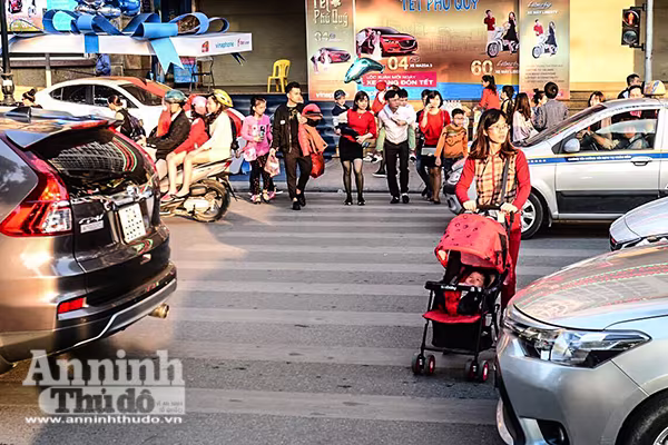 Biển người đổ về hồ Gươm chiều mùng một Tết ảnh 7 Biển người đổ về hồ Gươm chiều mùng một Tết ảnh 7