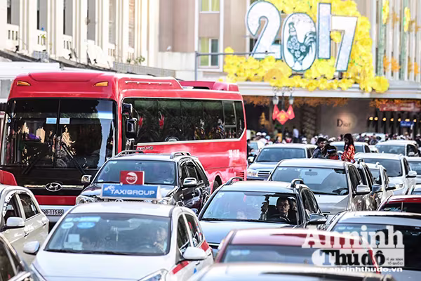 Biển người đổ về hồ Gươm chiều mùng một Tết ảnh 2 Biển người đổ về hồ Gươm chiều mùng một Tết ảnh 2