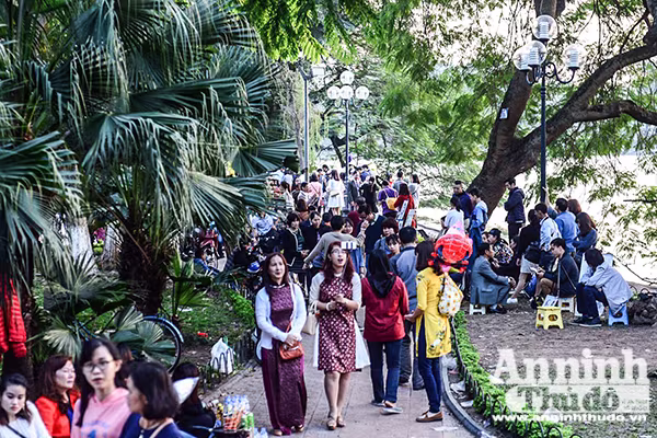 Biển người đổ về hồ Gươm chiều mùng một Tết ảnh 4 Biển người đổ về hồ Gươm chiều mùng một Tết ảnh 4