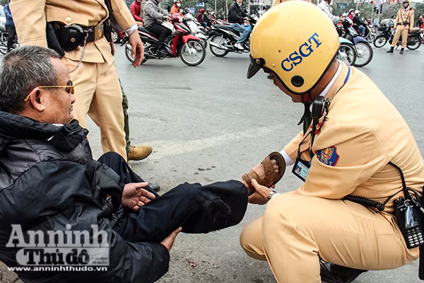 Hình ảnh đẹp của người chiến sỹ Công an Thủ đô những ngày đầu xuân ảnh 4