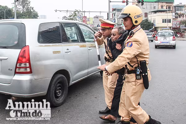 Hình ảnh đẹp của người chiến sỹ Công an Thủ đô những ngày đầu xuân ảnh 3