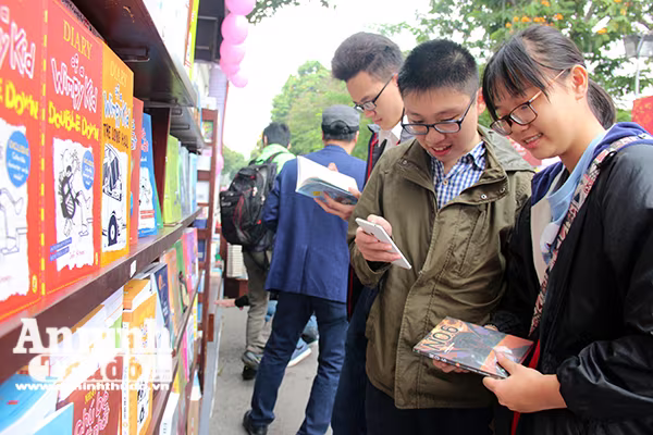 Hà Nội: Phố Sách Xuân Đinh Dậu đạt doanh thu trên 7 tỷ đồng ảnh 4 Hà Nội: Phố Sách Xuân Đinh Dậu đạt doanh thu trên 7 tỷ đồng ảnh 4