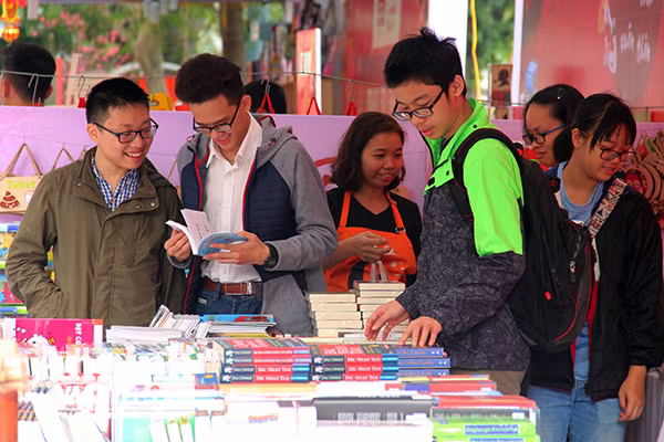 Hà Nội: Phố Sách Xuân Đinh Dậu đạt doanh thu trên 7 tỷ đồng ảnh 2 Hà Nội: Phố Sách Xuân Đinh Dậu đạt doanh thu trên 7 tỷ đồng ảnh 2