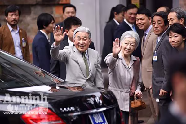 Nhà vua và Hoàng hậu Nhật Bản tươi cười vẫy chào người dân Hà Nội khi thăm Văn Miếu ảnh 6 Nhà vua và Hoàng hậu Nhật Bản tươi cười vẫy chào người dân Hà Nội khi thăm Văn Miếu ảnh 6