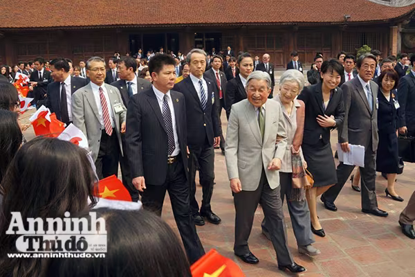 Nhà vua và Hoàng hậu Nhật Bản tươi cười vẫy chào người dân Hà Nội khi thăm Văn Miếu ảnh 5 Nhà vua và Hoàng hậu Nhật Bản tươi cười vẫy chào người dân Hà Nội khi thăm Văn Miếu ảnh 5