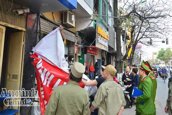 Hà Nội: Nhiều hộ dân tự phá dỡ phần lấn chiếm vỉa hè ảnh 4 Hà Nội: Nhiều hộ dân tự phá dỡ phần lấn chiếm vỉa hè ảnh 4