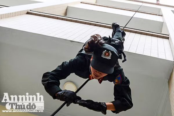 Ngày 8-3 của nữ Cảnh sát đặc nhiệm cơ động Thủ đô  ảnh 5 Ngày 8-3 của nữ Cảnh sát đặc nhiệm cơ động Thủ đô  ảnh 5