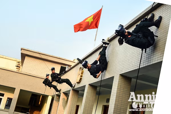 Ngày 8-3 của nữ Cảnh sát đặc nhiệm cơ động Thủ đô  ảnh 3 Ngày 8-3 của nữ Cảnh sát đặc nhiệm cơ động Thủ đô  ảnh 3