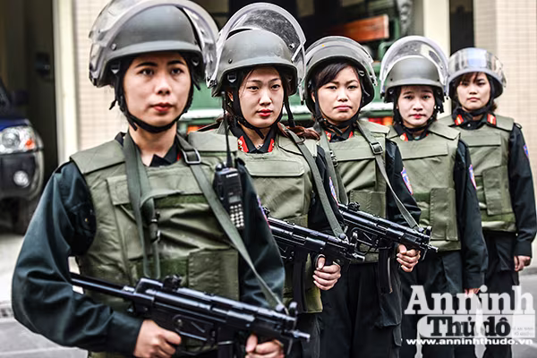 Ngày 8-3 của nữ Cảnh sát đặc nhiệm cơ động Thủ đô  ảnh 8 Ngày 8-3 của nữ Cảnh sát đặc nhiệm cơ động Thủ đô  ảnh 8