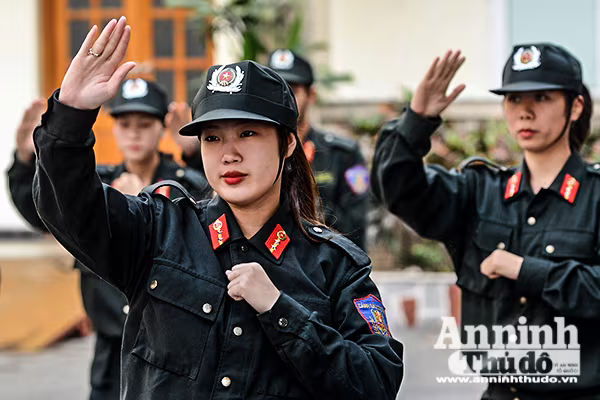 Ngày 8-3 của nữ Cảnh sát đặc nhiệm cơ động Thủ đô  ảnh 6 Ngày 8-3 của nữ Cảnh sát đặc nhiệm cơ động Thủ đô  ảnh 6