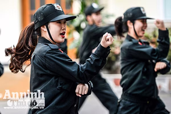 Ngày 8-3 của nữ Cảnh sát đặc nhiệm cơ động Thủ đô  ảnh 2 Ngày 8-3 của nữ Cảnh sát đặc nhiệm cơ động Thủ đô  ảnh 2