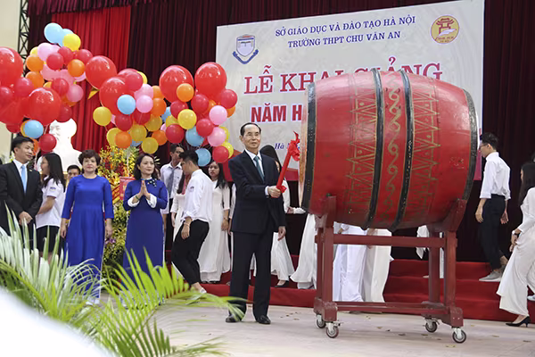 Chủ tịch nước Trần Đại Quang đánh trống khai giảng năm học mới ở trường Chu Văn An ảnh 3