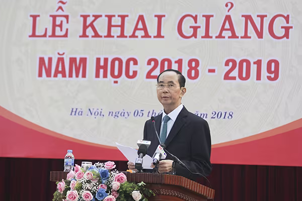Chủ tịch nước Trần Đại Quang đánh trống khai giảng năm học mới ở trường Chu Văn An ảnh 2