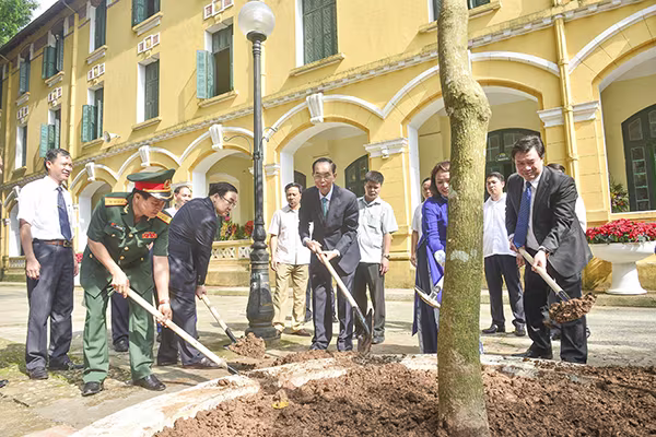 Chủ tịch nước Trần Đại Quang đánh trống khai giảng năm học mới ở trường Chu Văn An ảnh 4