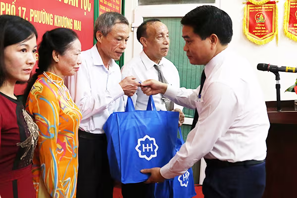 Chủ tịch UBND TP Hà Nội chung vui Ngày hội Đại đoàn kết tại phường Khương Mai ảnh 1