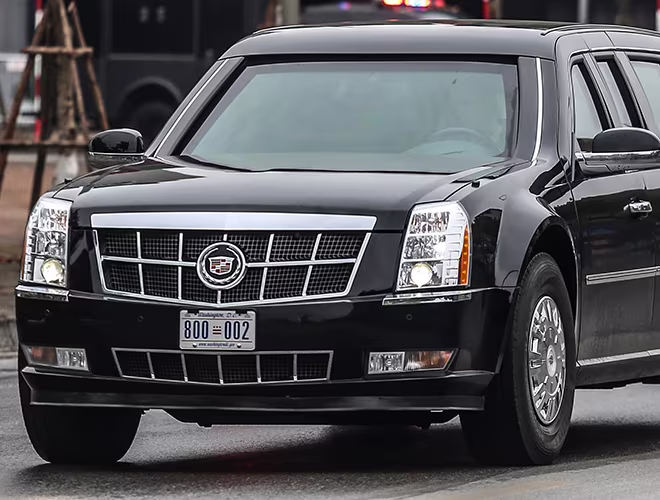 Siêu xe limousine bọc thép 7 chỗ ngồi của nhà lãnh đạo Mỹ có cửa chống đạn dày gần 20cm với trọng lượng bằng cửa máy bay Boeing 757. Xe được thiết kế đặc biệt để bảo vệ người ngồi bên trong trong trường hợp xảy ra một vụ tấn công hóa học hoặc sinh học.