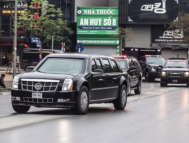 “Quái thú” là chiếc Cadillac One chạy trên đường phố Hà Nội. Đây là xe có khả năng chống bom, đạn, có trọng lượng khoảng 8 tấn.