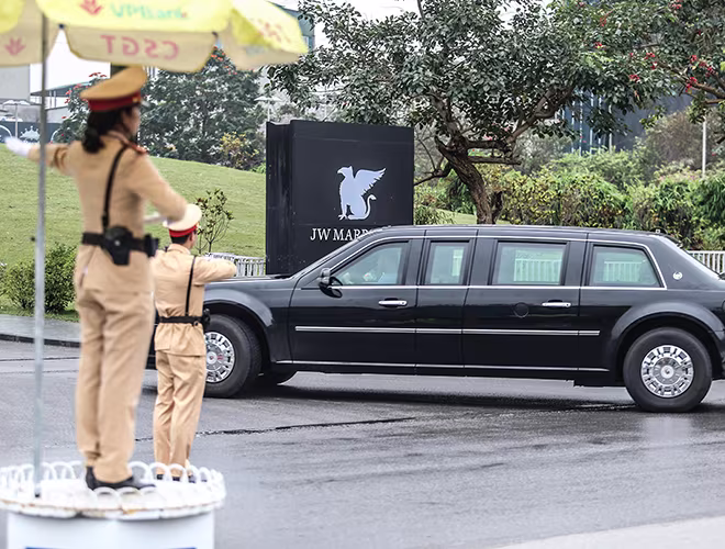 Siêu xe đi vào cổng khách sạnJW Marriott dưới sự hướng dẫn của CSGT Hà Nội