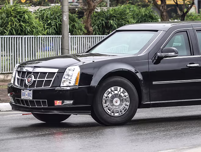 Ngoài 2 chiếc ‘quái thú’ trên còn có hàng loạt xe hộ tống chuyên dụng.Trước đó, có đến hai lượt máy bay vận tải C-17 hạ cánh xuống Nội Bài trong trưa và chiều 21/2 để chở theo các xe tiếp liệu.