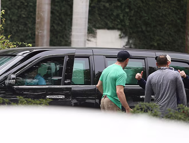 Các đặc vũ Mỹ trao đổi khi xe về đến khách sạn