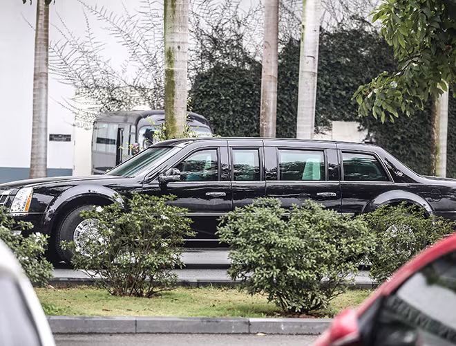 Siêu xe đỗ trong khuôn viên khách sạn JW Marriot. Đoàn xe phục vụ Tổng thống Trump gồm ít nhất hai chiếc limousine giống hệt nhau. Một trong số này được dùng làm “chim mồi” và hậu thuẫn trong trường hợp xảy ra bất kỳ sự cố nào.